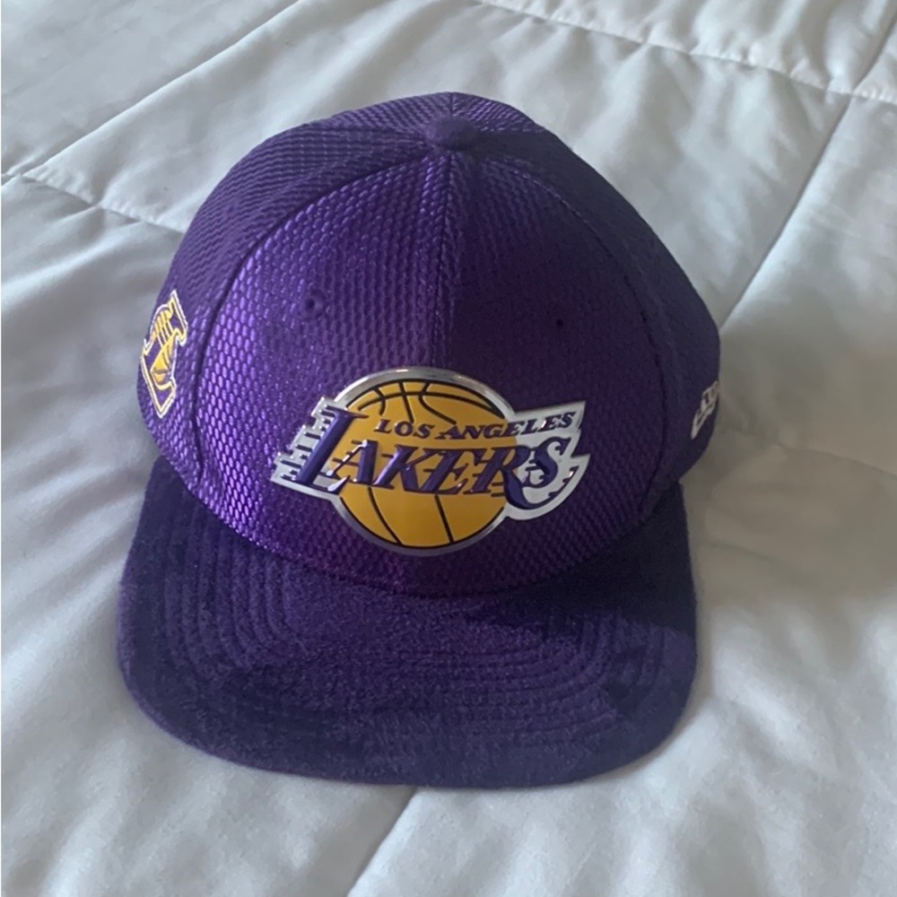 Mens Los Angeles Lakers baseball cap.